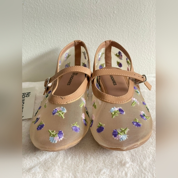 No Boundaries Floral Embroidered Women's Shoes - Tan - Picture 2 of 7